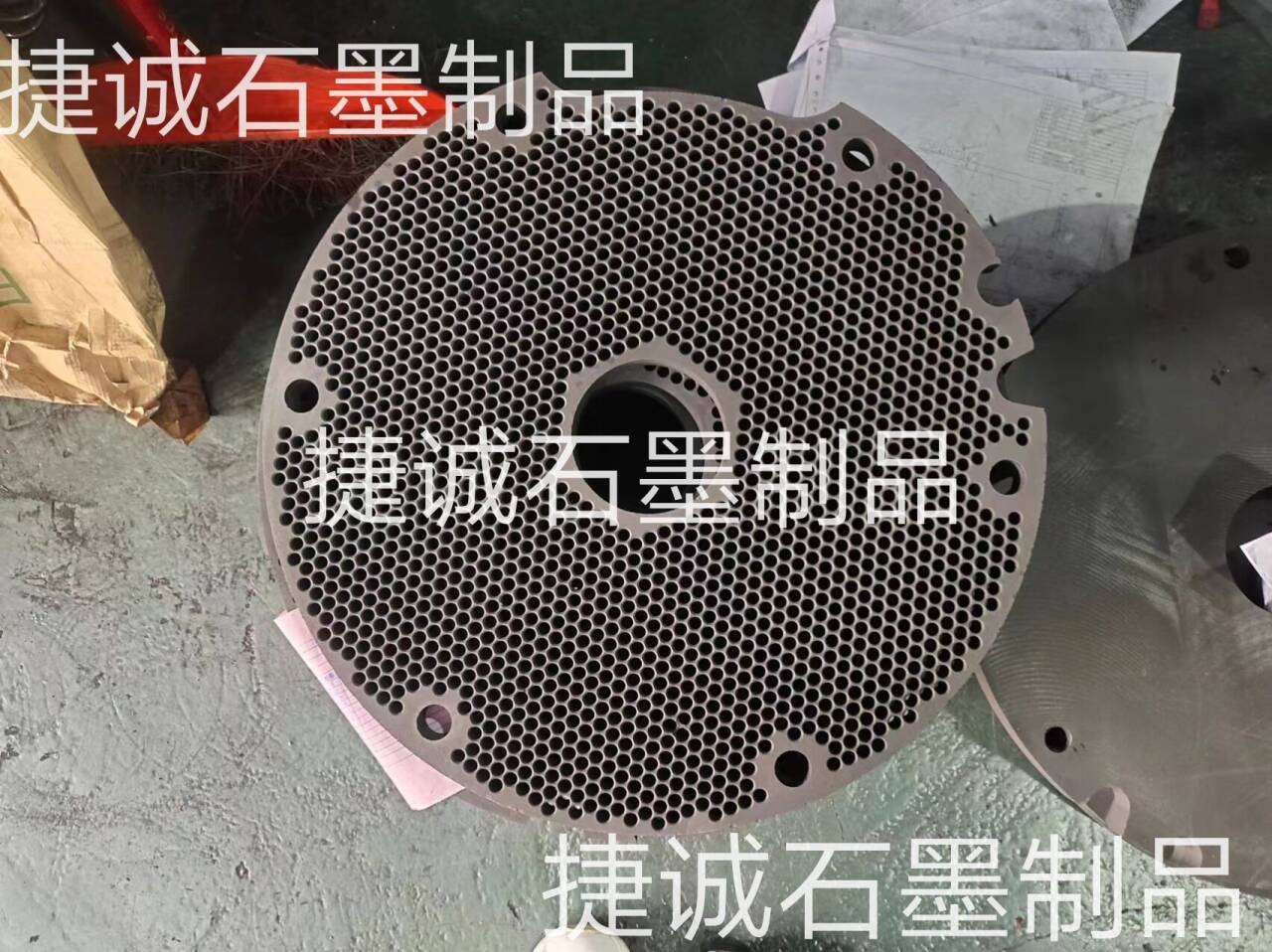 石墨盤，石墨燒結(jié)盤，石墨盤加工，銅管燒結(jié)石墨盤，導(dǎo)熱燒結(jié)石墨盤，鐘罩爐石墨盤，推板爐石墨盤，石墨盤生產(chǎn)廠家